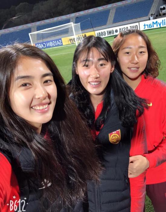 中國女足國門合影，左一為趙麗娜。