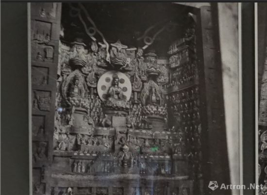 1940年?duì)I造學(xué)社攝北山石刻觀無量壽佛經(jīng)變相 梁先生特別提到這龕，大概因這龕造像內(nèi)容與建筑上關(guān)聯(lián)最多。