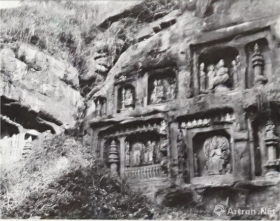 北山佛灣北區(qū)局部中國營造學(xué)社1940年（當(dāng)時(shí)的北山石刻就這么暴露在荒山野外，沒有任何遮擋和保護(hù)。）